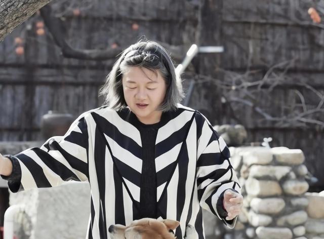离婚34年后，64岁的洪晃住百平京郊大院，让陈凯歌看了都羡慕