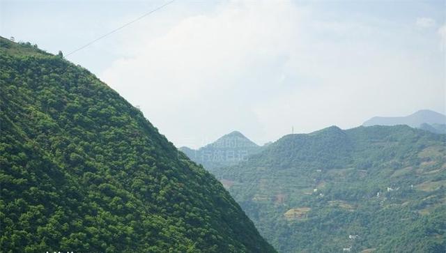 陕西秦岭小县城，坐绿皮火车比开车自驾快，还藏中国唯一自然奇观