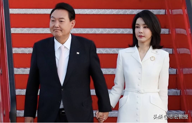 韩国政坛“地震”，尹锡悦妻子被关进大牢，朴槿惠文在寅集体失声