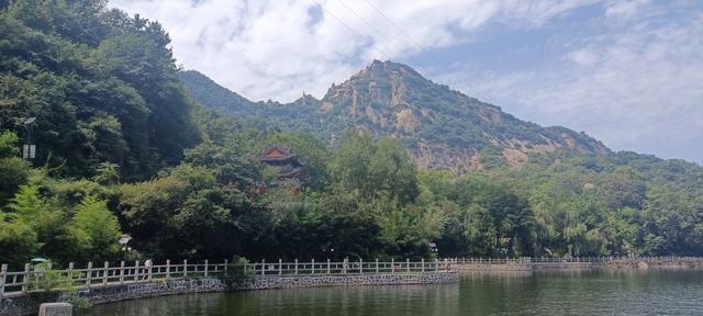 湖光山色，碧波微澜下的翠华山山崩奇观