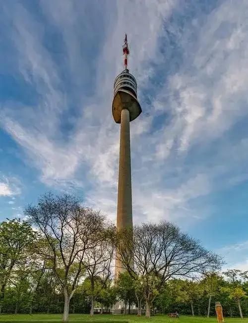 维也纳的多瑙河塔与多瑙河公园