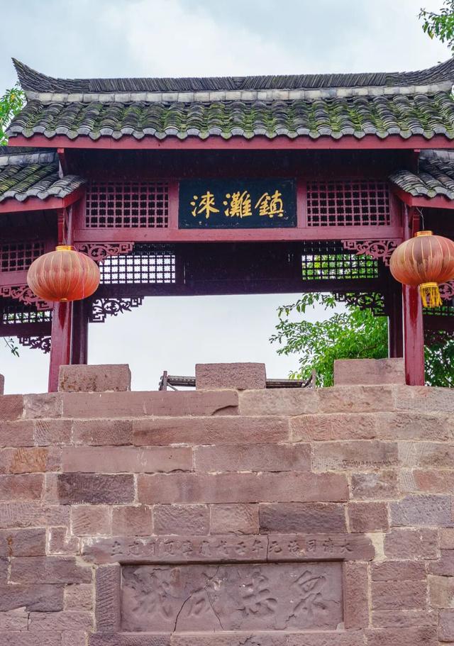 被重庆光芒掩盖，这座小城被一碗“刨猪汤”带火，景点几乎免费看