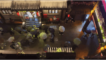 伞下热情，驱散秋寒丨雨中的邯郸道演出不停 游客热情不减！