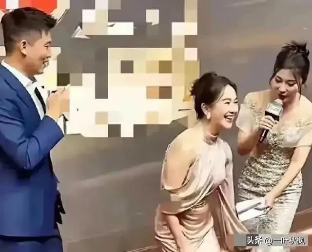 48岁左小青走红毯，不知道她尴不尴尬，反正我看着挺尴尬的。