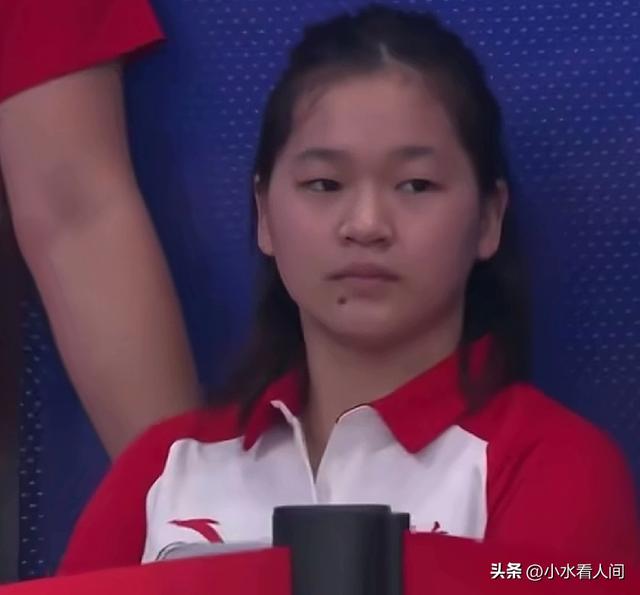 全红婵夺冠引爆全网！台下她眼神忧郁不爱笑了，国际泳联说的没错