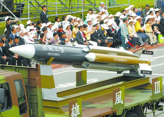 赖清德拆除蒋介石像，12艘船满载192枚雄风3，宣称可打解放军航母