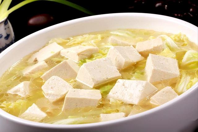 白菜炖豆腐，先炒白菜还是豆腐？大厨教你正确顺序，鲜香又入味