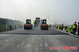 南宾公路项目一期工程全面进入沥青摊铺阶段图片
