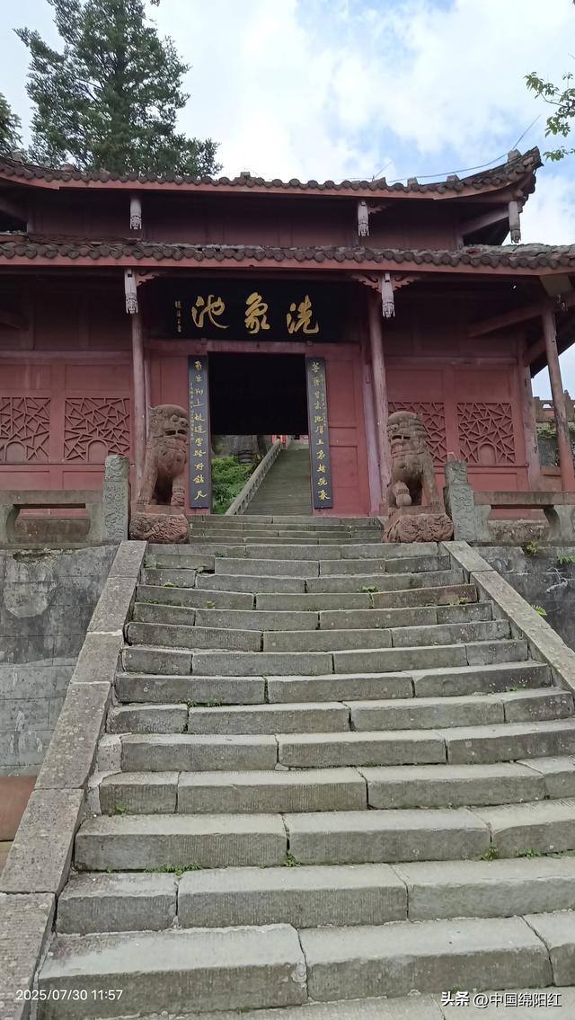 夜爬峨眉山 我花了15个小时