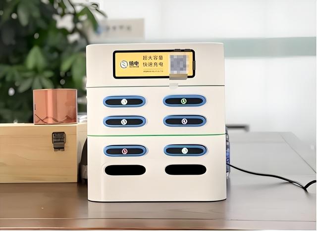 半小时扣4块，用户和企业都面临崩溃，共享充电宝为啥越用越贵？