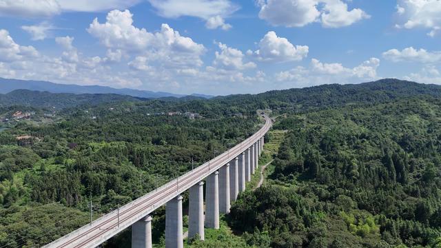 中国高铁为何放着平地不走，而选择建造天价的高架桥？