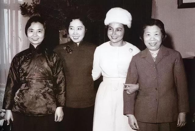 陈毅夫人张茜有多美？41岁和周总理合影，气质非凡美丽动人