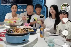 刘大成家庭的三胎幸福：娱乐圈的模范家庭与教育的力量图片