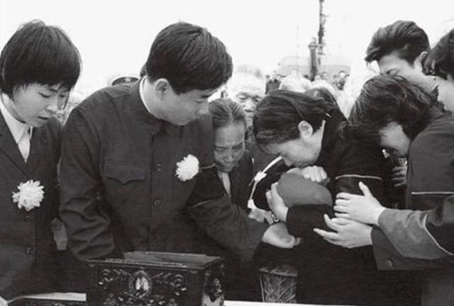 1974年彭德怀去世后，为何骨灰连夜送走，周总理：任何人不得接触