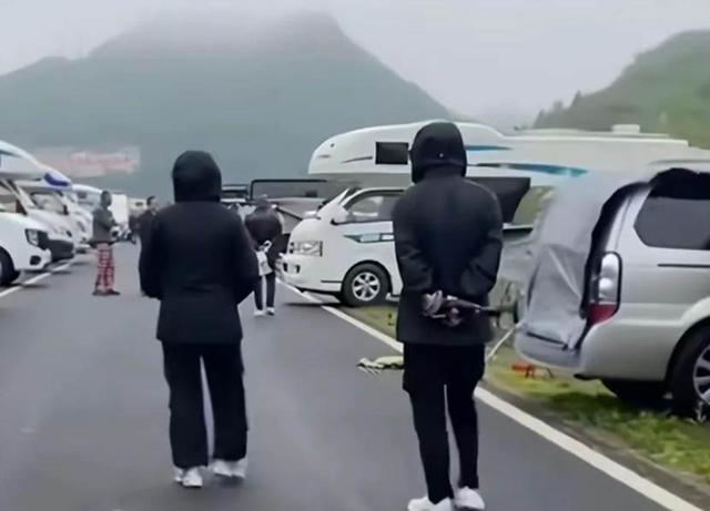 贵州被挤爆了！游客穿羽绒服吃火锅，本地人哭诉：是'攻城略地'！