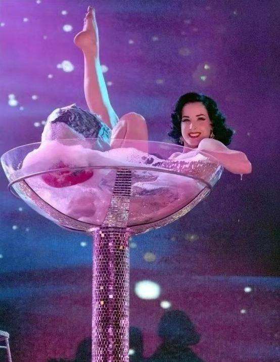蒂塔：世界第一脱衣舞女，让男人痴迷，让女人惊叹，魅力四射