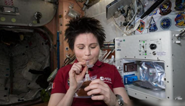 女航天员在太空中，怎么能保护自己的隐私？航天女英雄牺牲太大了