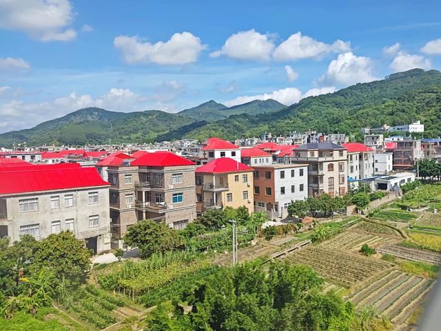 福建省的田园风光竟然如此之美，色彩鲜艳的民居过目难忘