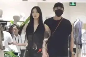 早年林更新小11岁校花女友曝光！两人同居已久，肤白貌美酷似郑爽图片