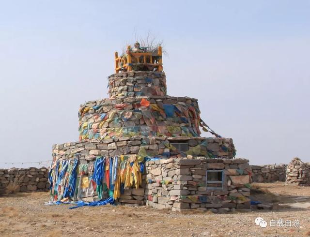 登顶鄂尔多斯最高山，山顶奇特，状如桌面，故有桌子山之俗称