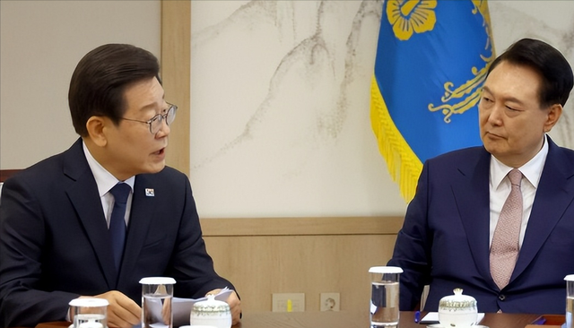 特朗普摊牌了？要么割地，要么对付中国，李在明登机回国，临走前送中方15个字，朝鲜的点评一针见血
