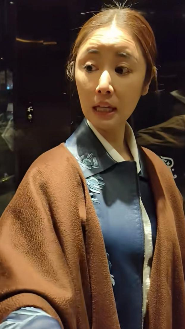 49岁林心如断崖式衰老，当年的紫薇格格也老了，脸变长 抬头纹好多