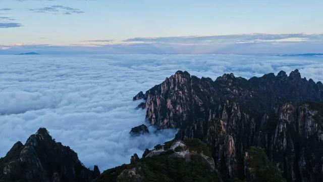 黄山秋景现场播报：云海“开挂”，秋色“沸腾”，抓紧冲