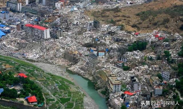 56岁赵亮现状：带小16岁模特老婆深山养鸡，满脸皱纹未衰先老