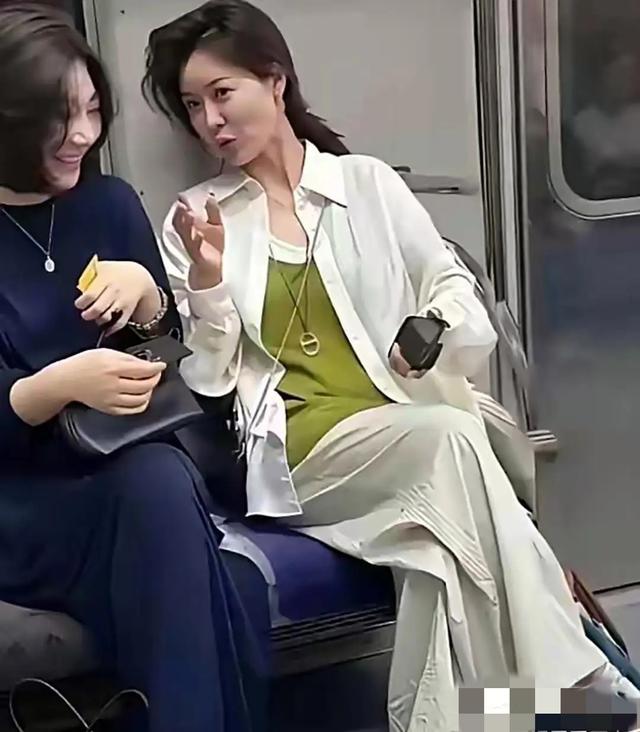 地铁里遇到一位干净的阿姨，我相信她年轻的时候追求的人肯定很多