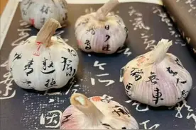 哈哈一笑，50张搞笑动图：这是有文化的蒜头，舍不得吃了！图片