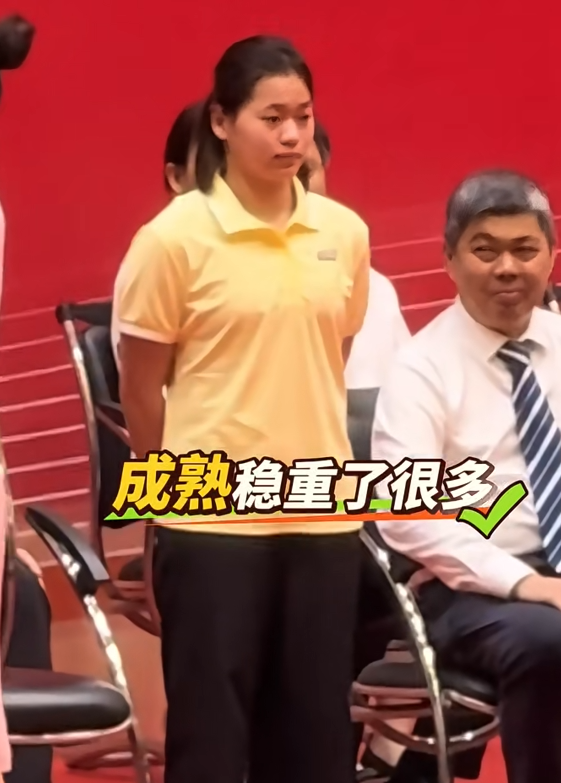 全红婵参加开学典礼，身体发育明显，网友：这么胖，好好读书吧！