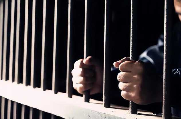 央视最惨女主持：男友被判死缓，丈夫惨死狱中，如今48岁依旧单身