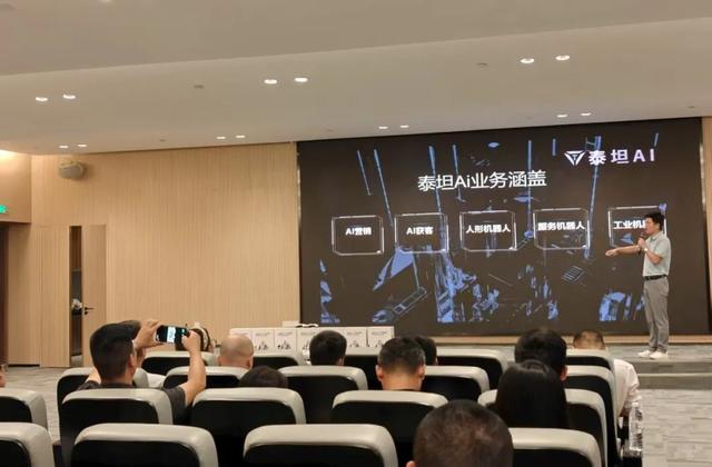 机器人真会“整活”！贵安这场AI主题沙龙科技感拉满
