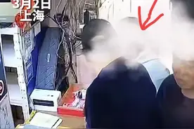 女子取快递被店员叫阿姨后勃然大怒，身份被曝光，面相确实显老图片