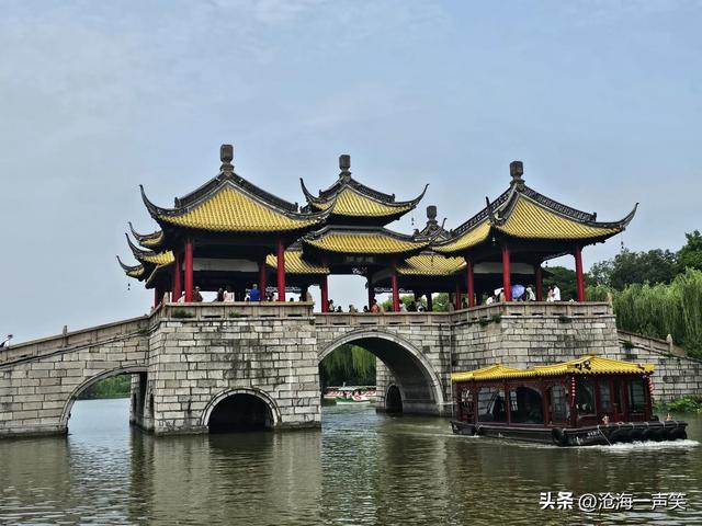 扬州廋西湖，河水，凉亭，假山，小桥，行人，一步一景，步步皆景