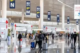 机场安检员提醒：这几样东西可以带上飞机，很多人都扔掉图片