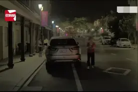 老人违规收费不成恶意划车，车主：不和解，1万维修费对方只愿赔2000图片