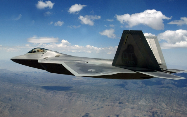 美军为F-22升级“续命	”，美防长提前结束项目，现在终于付出代价