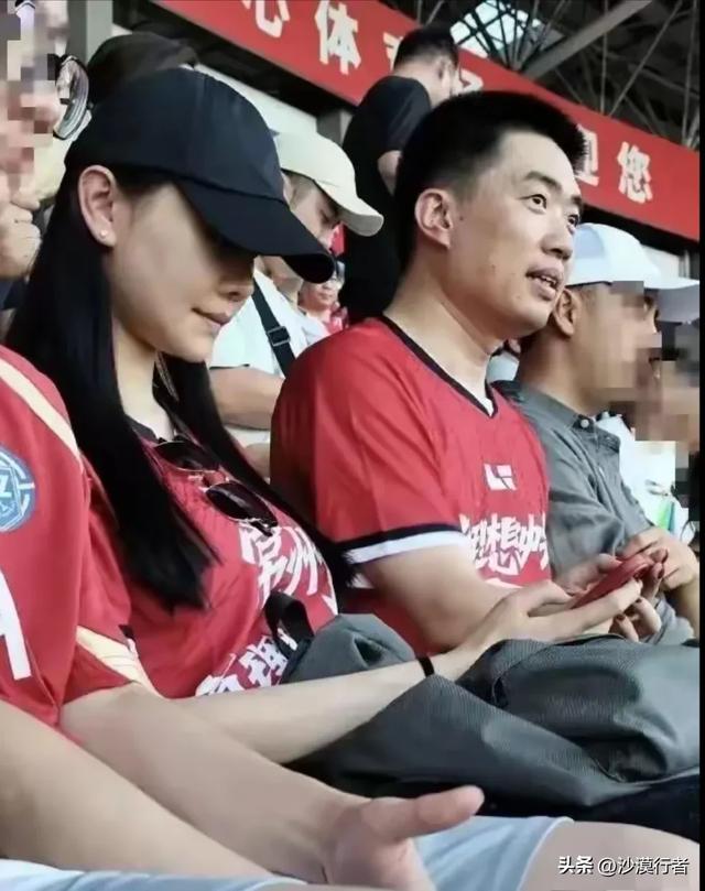 理想董事长李想携太太现身比赛现场，生了5孩子 身材丝毫不输明星