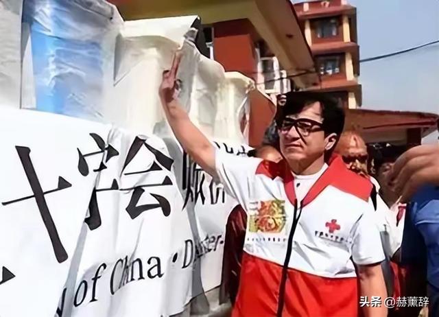 官媒对成龙的称呼变了，三字之差释放强烈信号，王晶的话有人信了