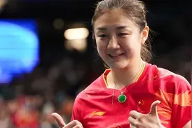 化浓妆戴项链？被骂上热搜的女运动员，在赛场上杀疯了！图片