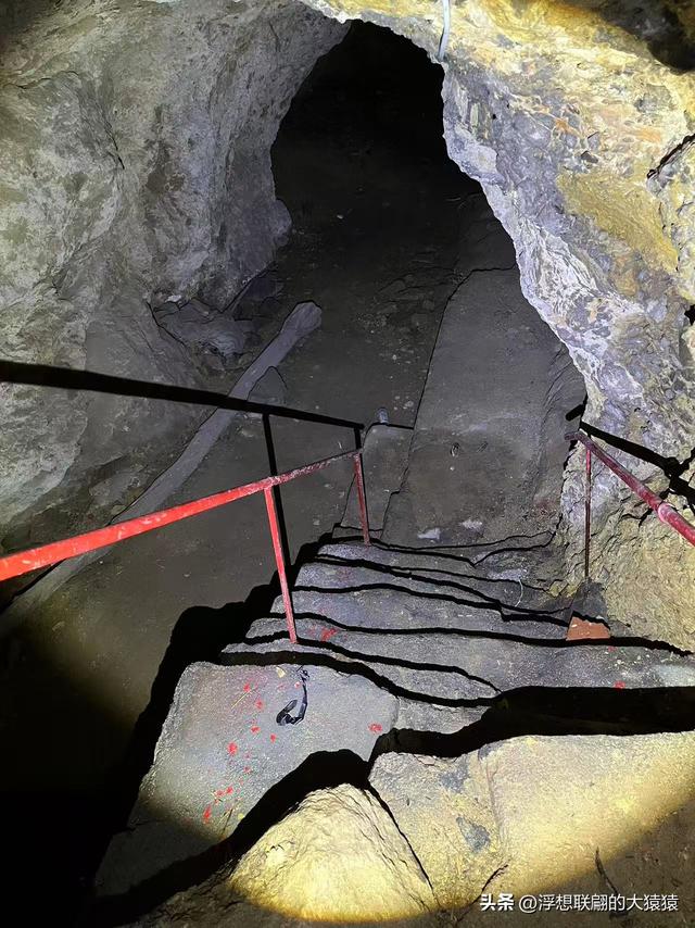 淄川有座小山西边的“山西村”，村里有座借助洞窟修建的“洞庙”