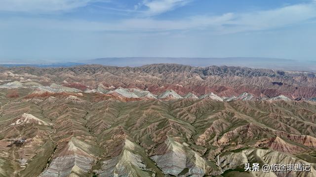 新疆天山深处的景观大道，曾是国防公路，如今人少景美震撼人心