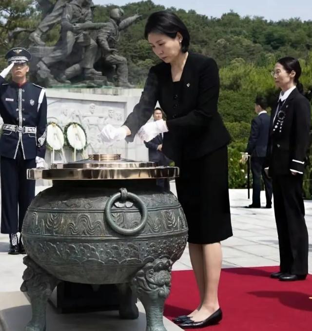 韩国总统夫人真不是一般人！端庄优雅气质超群，打破历史记录了