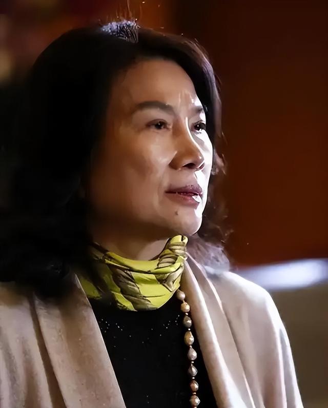 被停职审查、转移资产、搞办公恋情	，董明珠身上标签哪个是真的