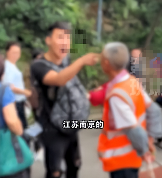 游客辱骂驱猴大爷，景区回应