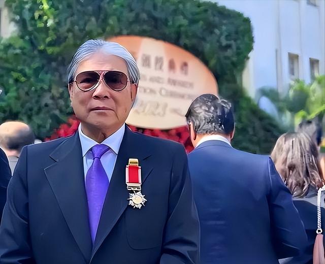 阅兵临近，霍家三父子一张北京合照暴露真实处境，目的果然不一般