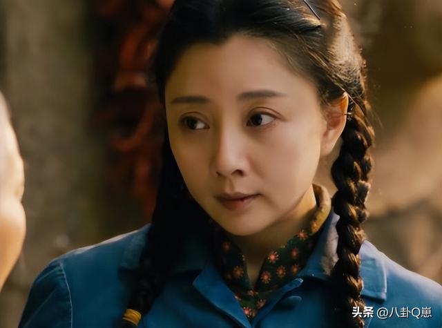 她是演员中的富婆，豪车多的开不过来，如今45岁却像年龄少女