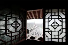 古代没有玻璃，窗户都是纸糊的，如果刮风下雨了他们该怎么应对？图片