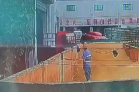 涉“小便事件”，青岛啤酒三厂换负责人！股价跌超三成图片